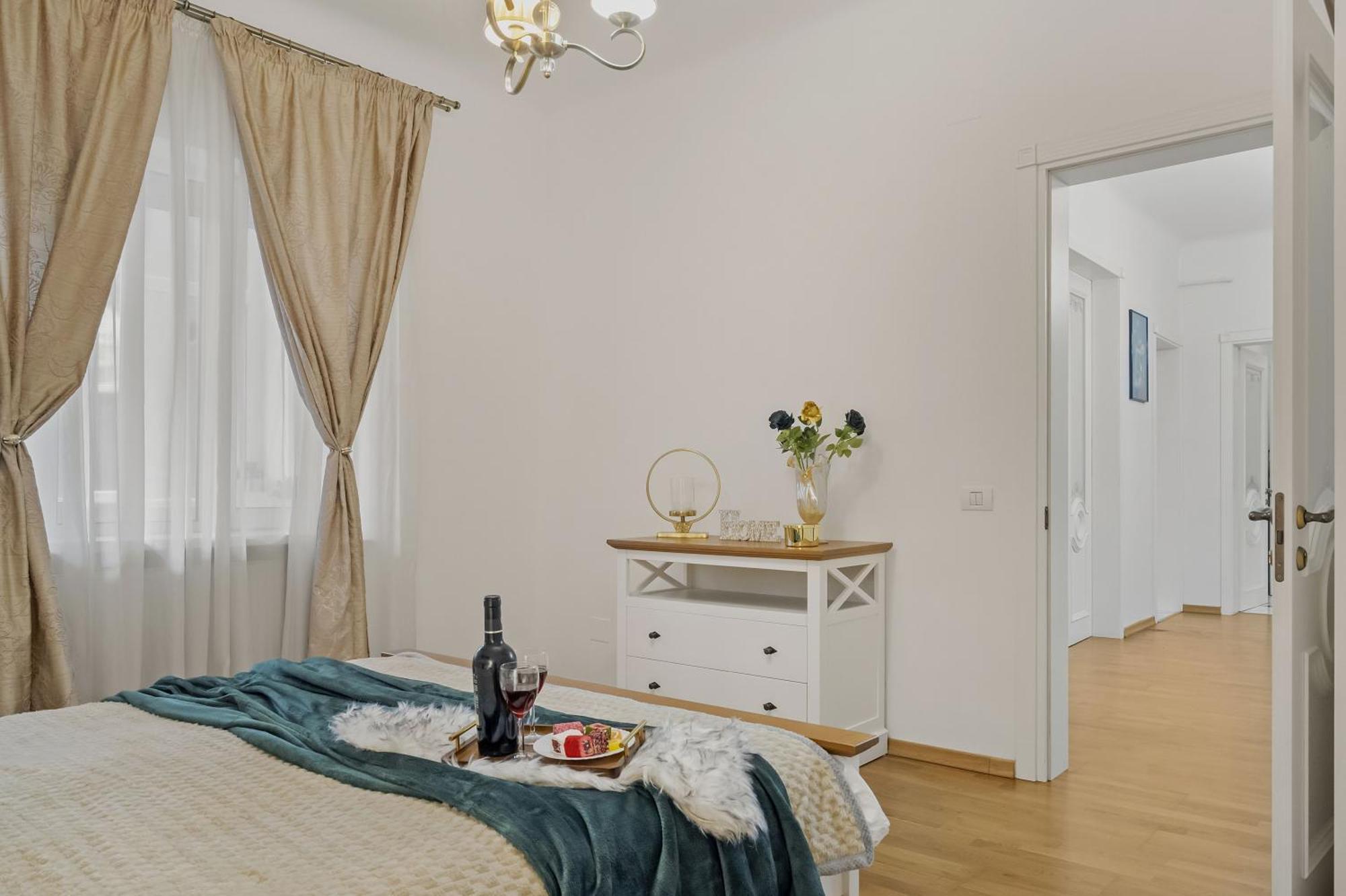 Sweet Luxury Three Rooms Apartment City Center Universitate Bukarest Exterior foto